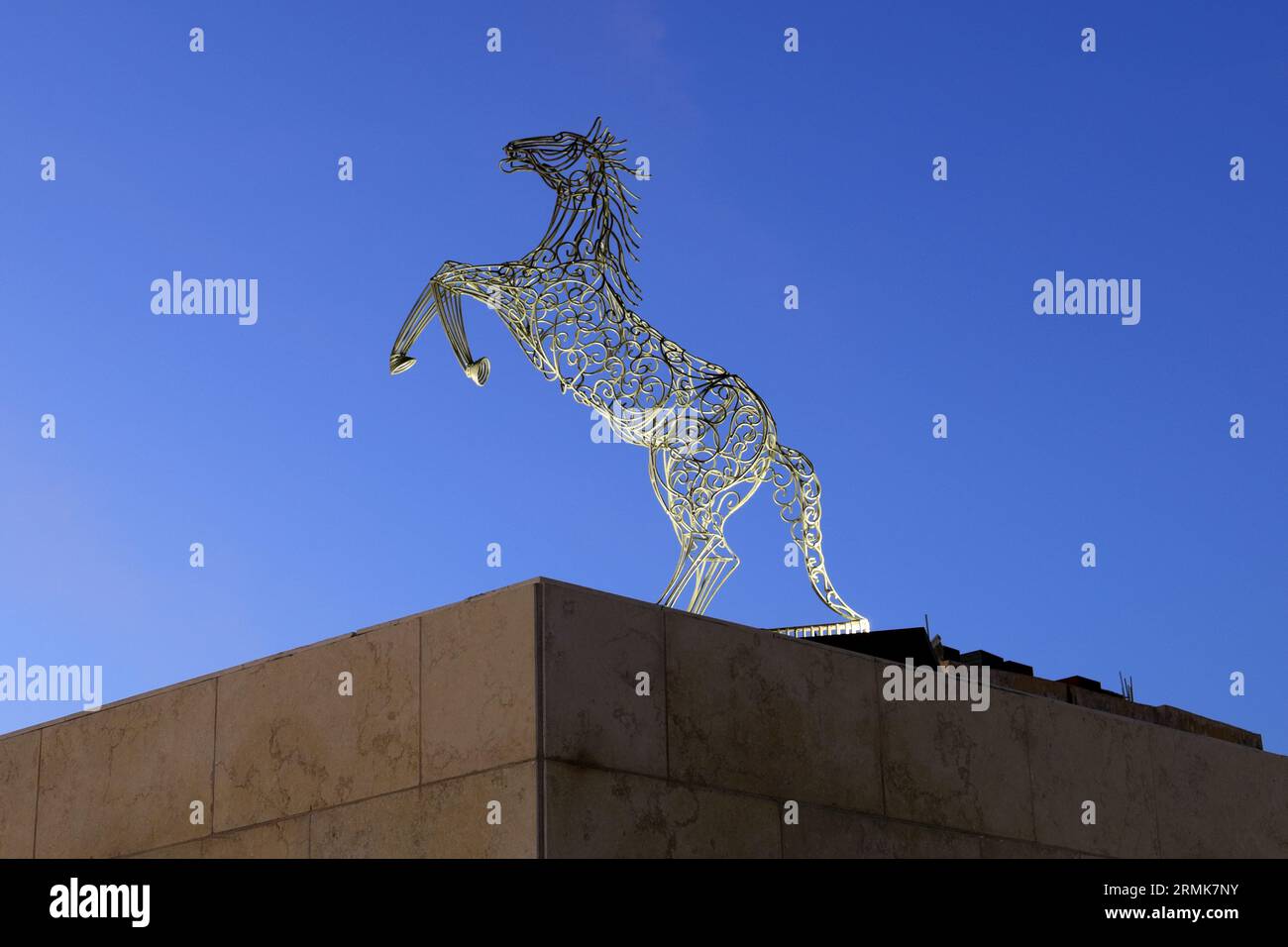 Vista notturna della statua del cavallo nel centro di Wadi Musa, Giordania, Medio Oriente Foto Stock
