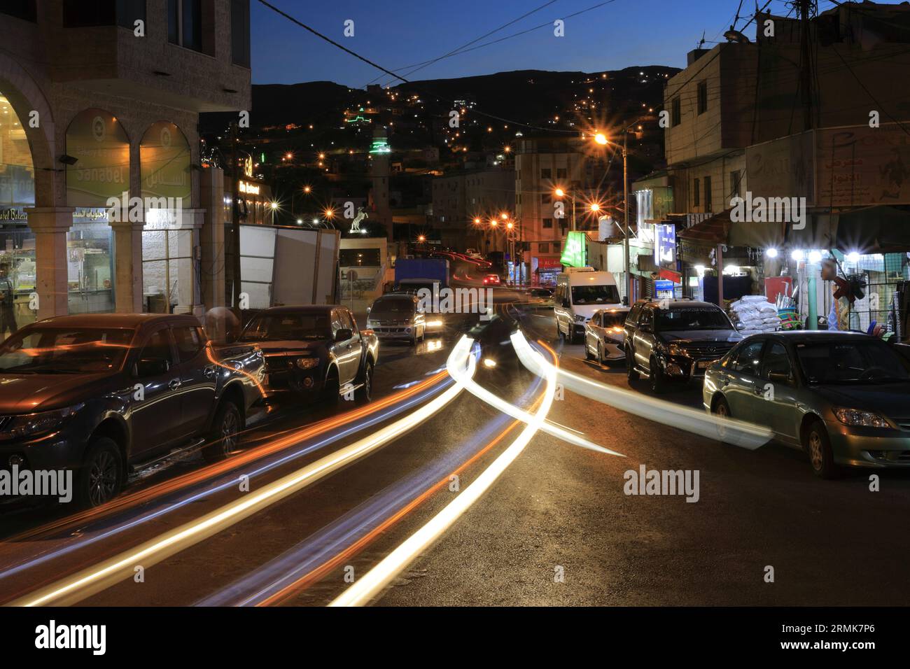 Vista notturna di negozi e ristoranti nel centro di Wadi Musa, Giordania, Medio Oriente Foto Stock