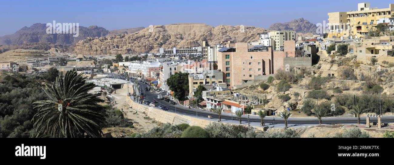 Vista delle case e delle strade della città di Wadi Musa, Giordania, Medio Oriente Foto Stock