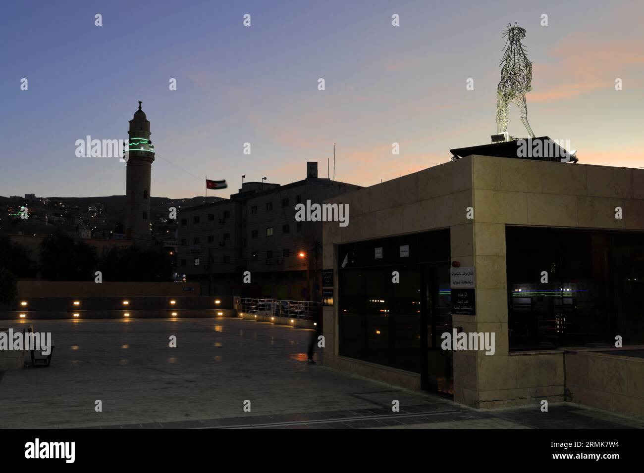 Vista notturna di negozi e ristoranti nel centro di Wadi Musa, Giordania, Medio Oriente Foto Stock