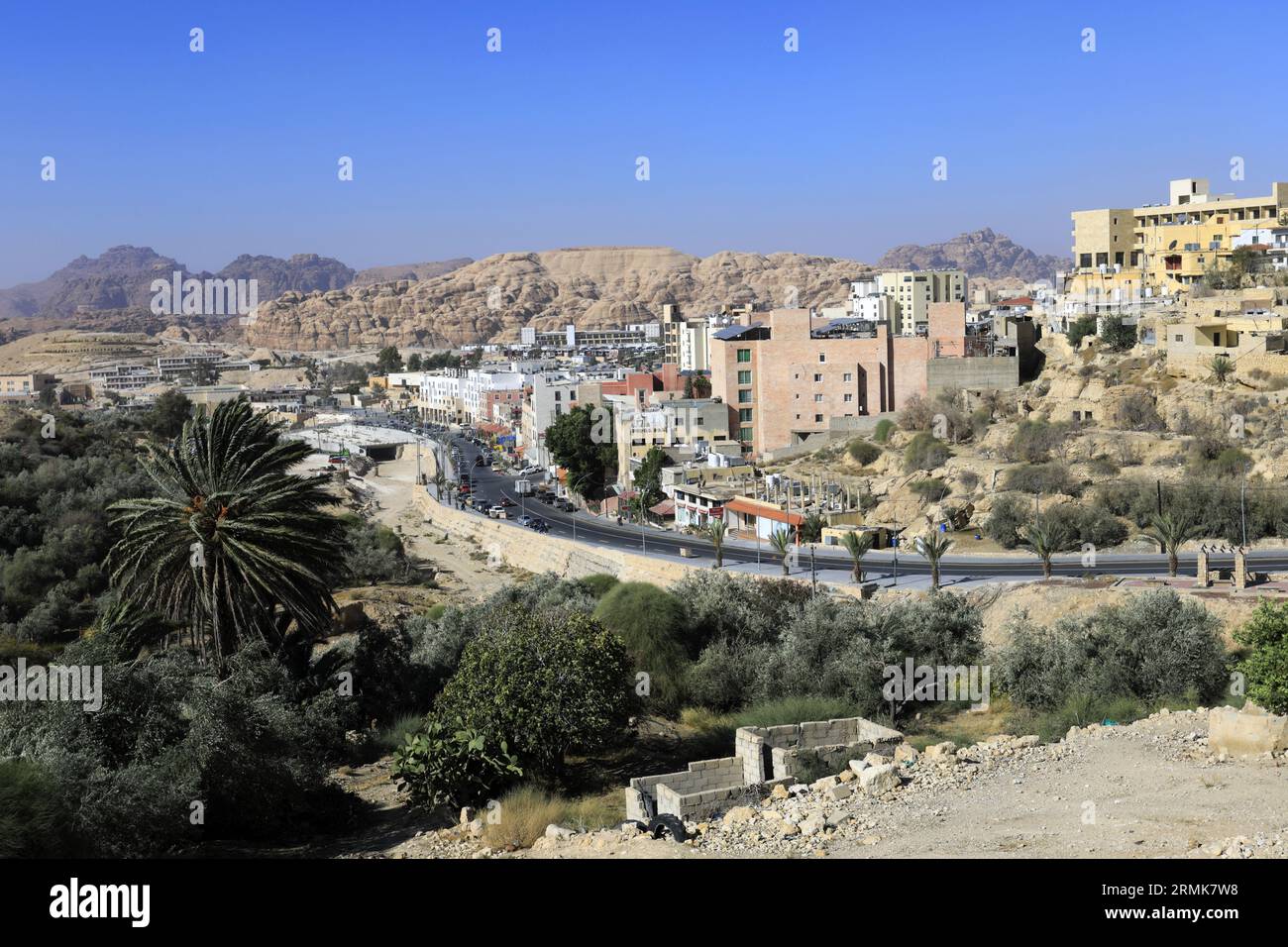Vista delle case e delle strade della città di Wadi Musa, Giordania, Medio Oriente Foto Stock