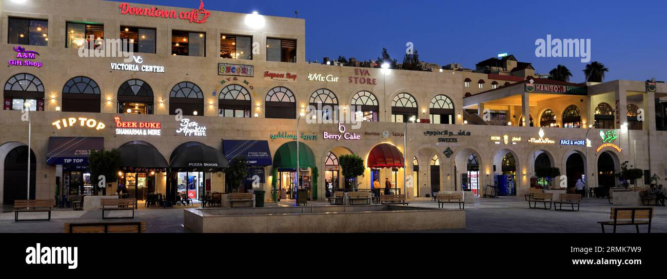Vista notturna di negozi e ristoranti nel centro di Wadi Musa, Giordania, Medio Oriente Foto Stock