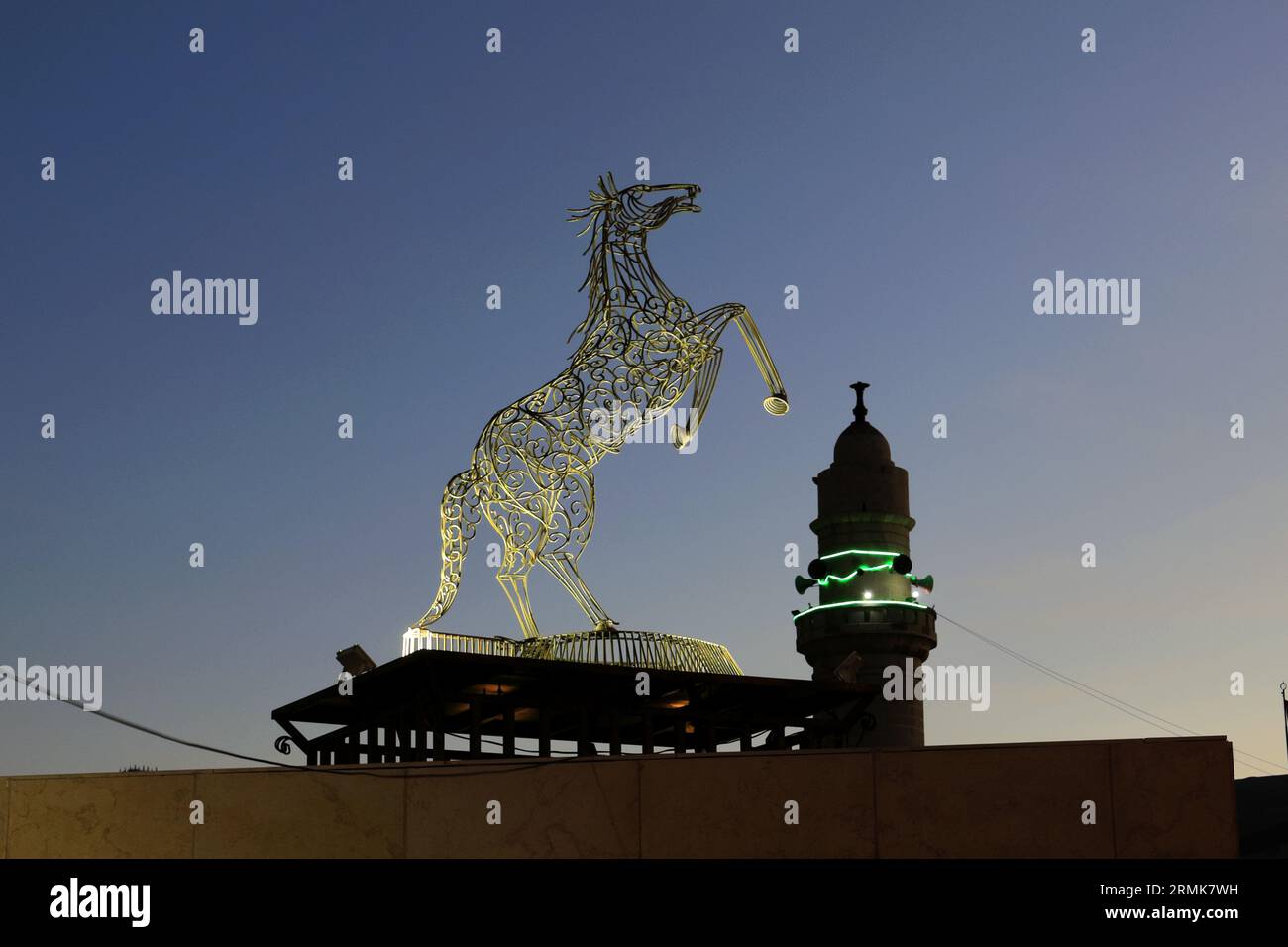 Vista notturna della statua del cavallo nel centro di Wadi Musa, Giordania, Medio Oriente Foto Stock