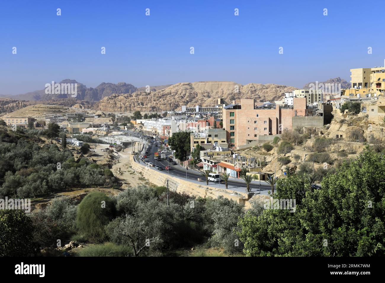 Vista delle case e delle strade della città di Wadi Musa, Giordania, Medio Oriente Foto Stock