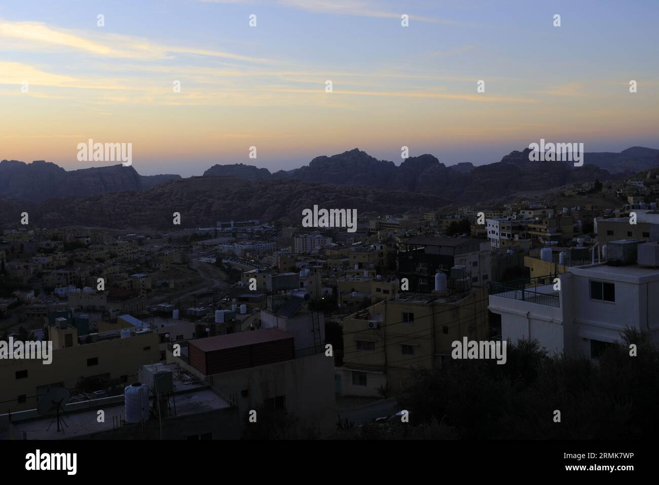 Vista delle case e delle strade della città di Wadi Musa, Giordania, Medio Oriente Foto Stock