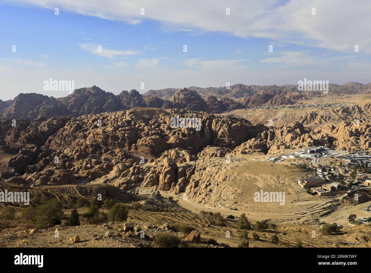 Vista delle case e delle strade della città di Wadi Musa, Giordania, Medio Oriente Foto Stock