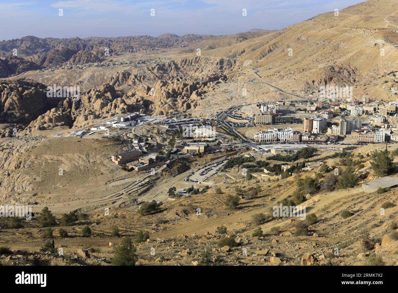 Vista delle case e delle strade della città di Wadi Musa, Giordania, Medio Oriente Foto Stock
