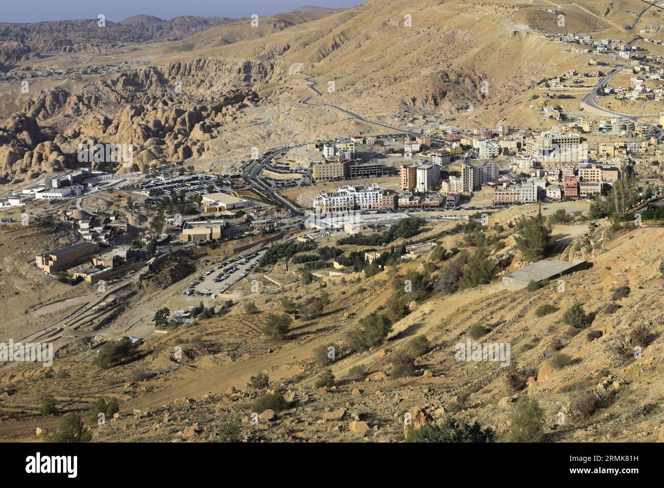 Vista delle case e delle strade della città di Wadi Musa, Giordania, Medio Oriente Foto Stock
