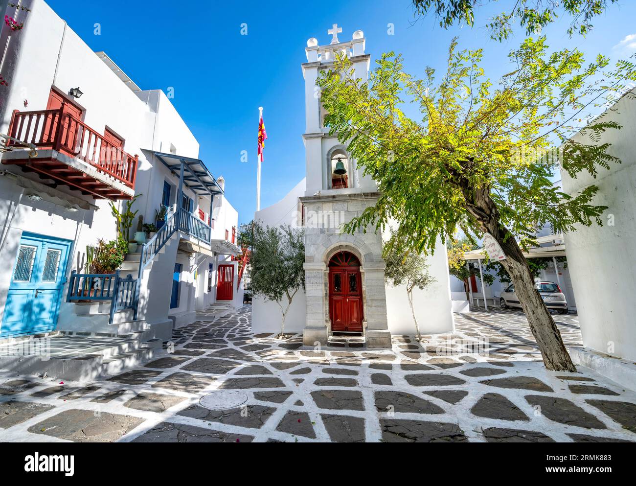 Chiesa di Zoodochos Pigi o Chiesa di Megali Panagia, Piazza Alefkantra, vicoli della città vecchia di Chora con case bianche con persiane colorate e cose da fare Foto Stock