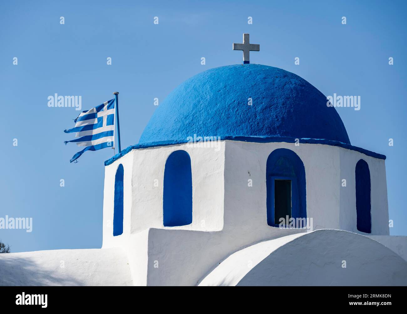 Cupola della chiesa greco-ortodossa bianca e blu di San Nicholas Thalassitis, con bandiera greca, Parikia, Paros, Cicladi, Grecia Foto Stock