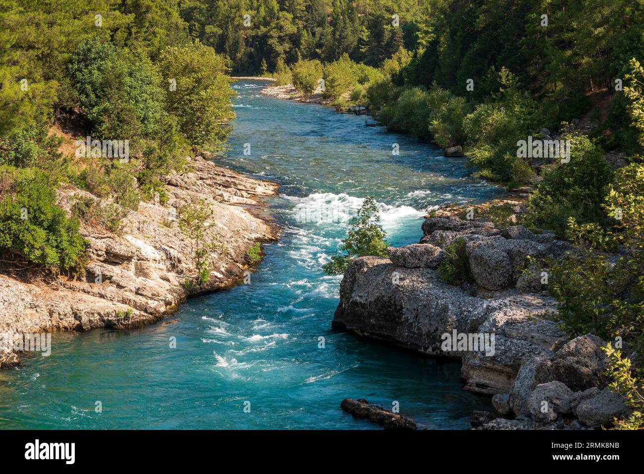 Colpo aereo di drone del fiume Koprucay dal canyon di Koprulu a Manavgat, Antalya, Turchia Foto Stock