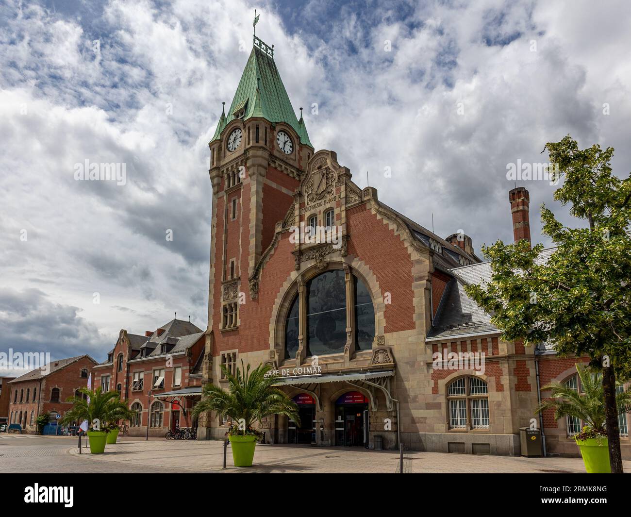 L'idilliaca stazione ferroviaria della città di Colmar nell'Alsazia francese, questa città è anche chiamata Little Venice Foto Stock