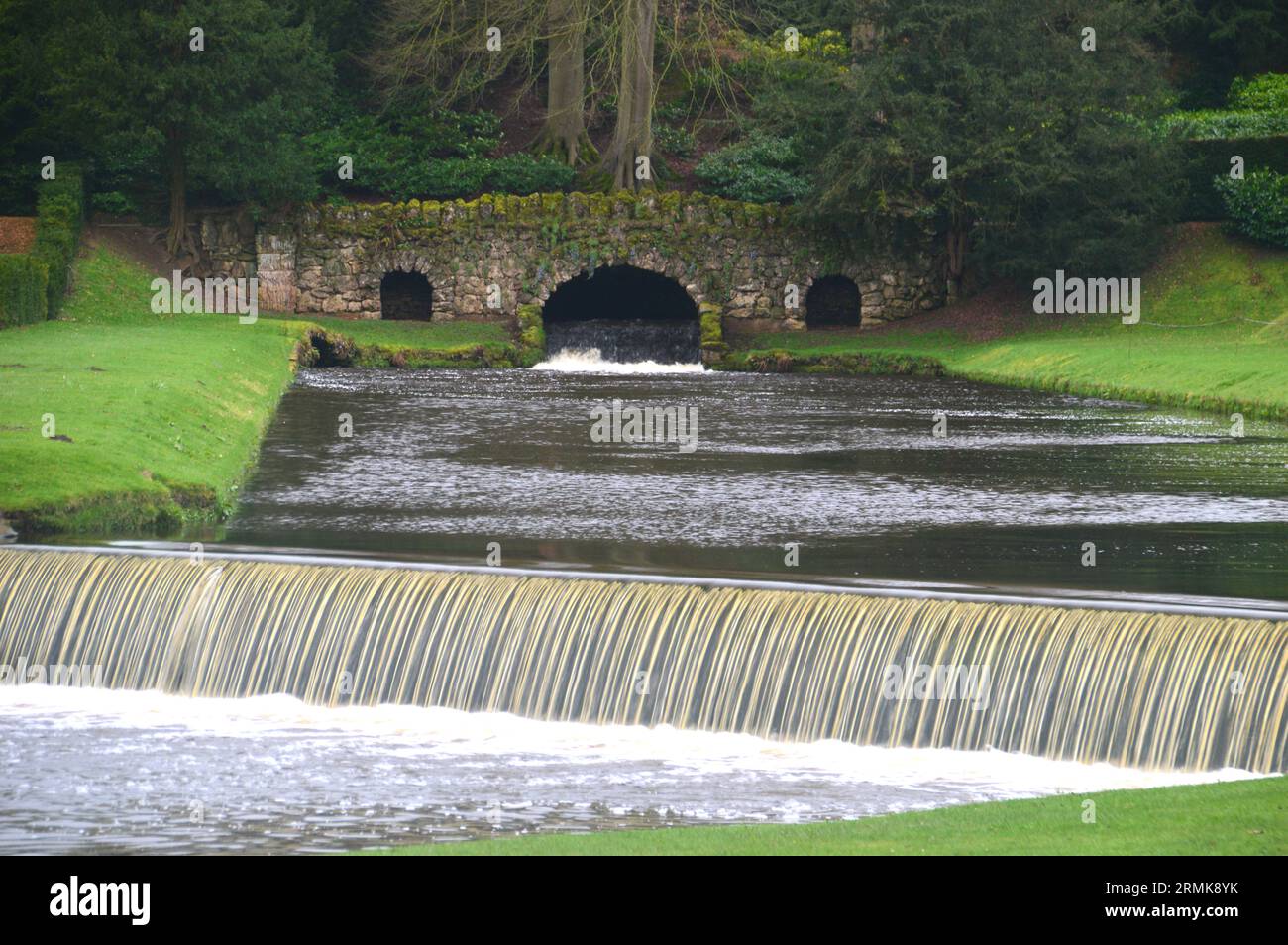 Il Canale superiore, il Rustic Bridge e le Cascate del tamburo sul fiume Skell presso l'Abbazia di Fountains e lo Studley Royal Water Garden, North Yorkshire, Inghilterra, Regno Unito. Foto Stock