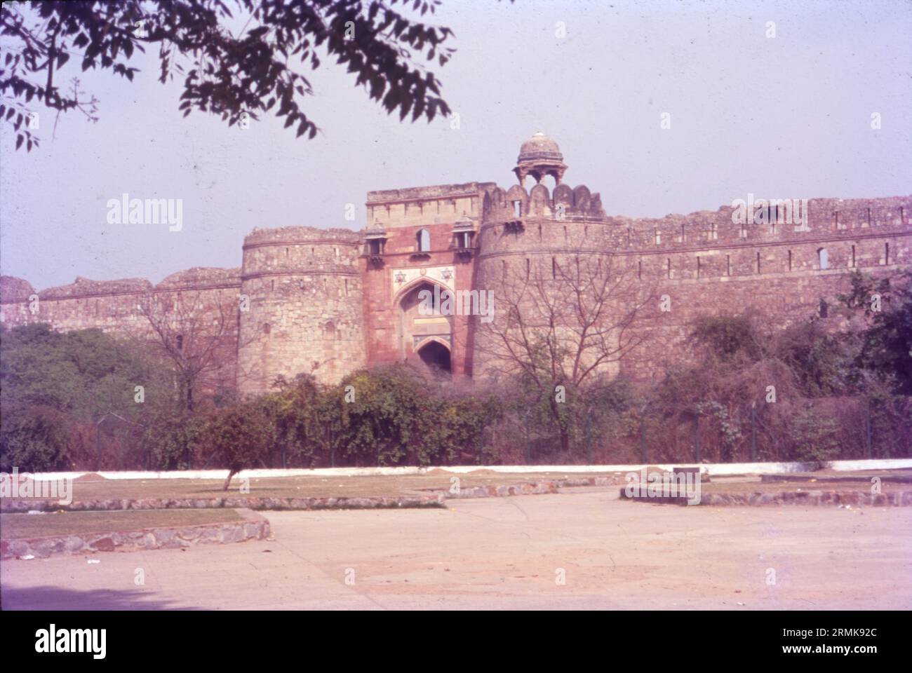 Purana Qila è uno dei forti più antichi di Delhi, in India. Costruito dal secondo imperatore moghul Humayun e dal sultano Surid Sher Shah Suri, si ritiene che si trovi sul sito dell'antica città di Indraprastha. Il forte forma la cittadella interna della città di Dinpanah. Foto Stock