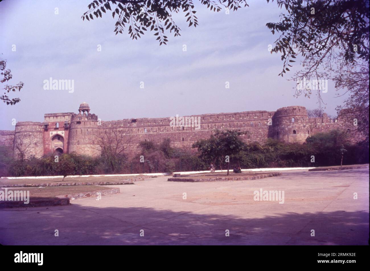 Purana Qila è uno dei forti più antichi di Delhi, in India. Costruito dal secondo imperatore moghul Humayun e dal sultano Surid Sher Shah Suri, si ritiene che si trovi sul sito dell'antica città di Indraprastha. Il forte forma la cittadella interna della città di Dinpanah. Foto Stock