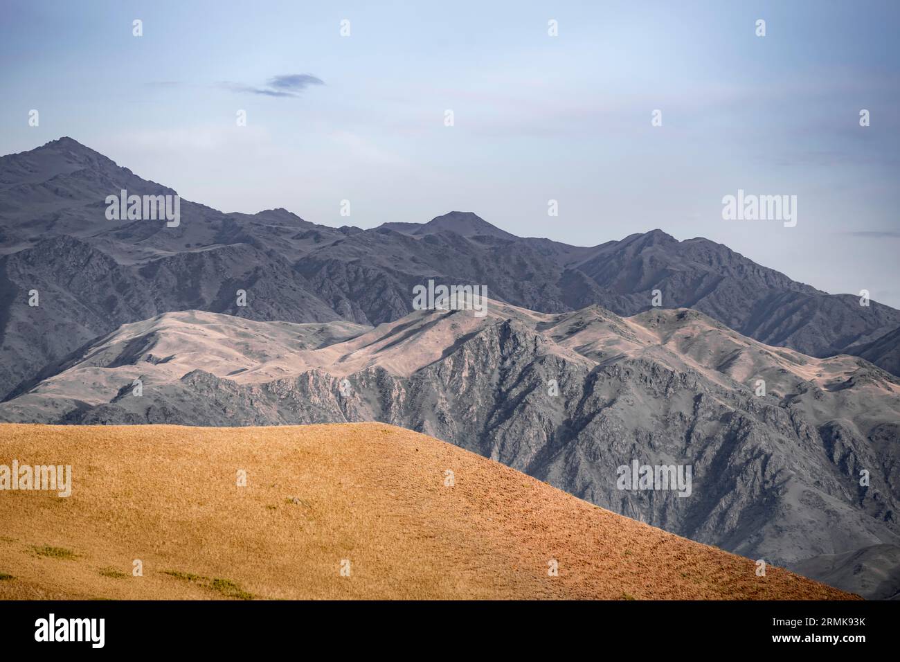 Vista su un paesaggio montuoso eroso con colline marroni, Konorchek Canyon, Chuy, Kirghizistan Foto Stock