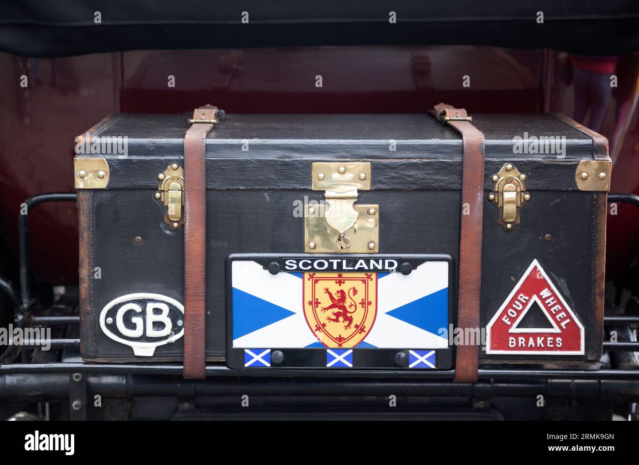 Bagagliaio da viaggio sulla cremagliera posteriore di un Humber 1926 con adesivi per Scozia, GB e freni. Foto Stock