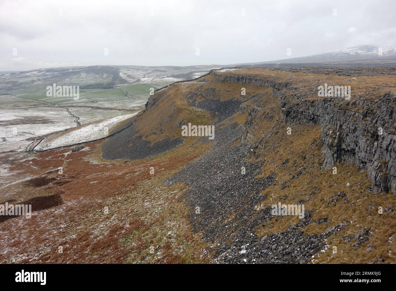 Guardando lungo Moughton Limestone Sars (Cliffs) e Crummack Dale Valley vicino ad Austwick in inverno, Yorkshire Dales National Park, Inghilterra, Regno Unito. Foto Stock