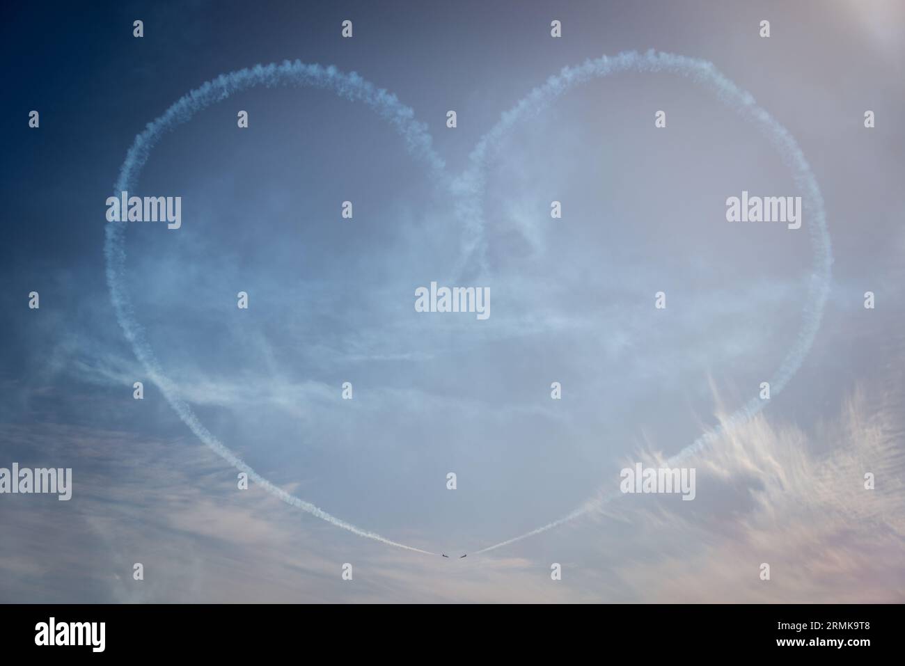 La forma di un cuore scritto nel cielo da piloti acrobatici Foto Stock