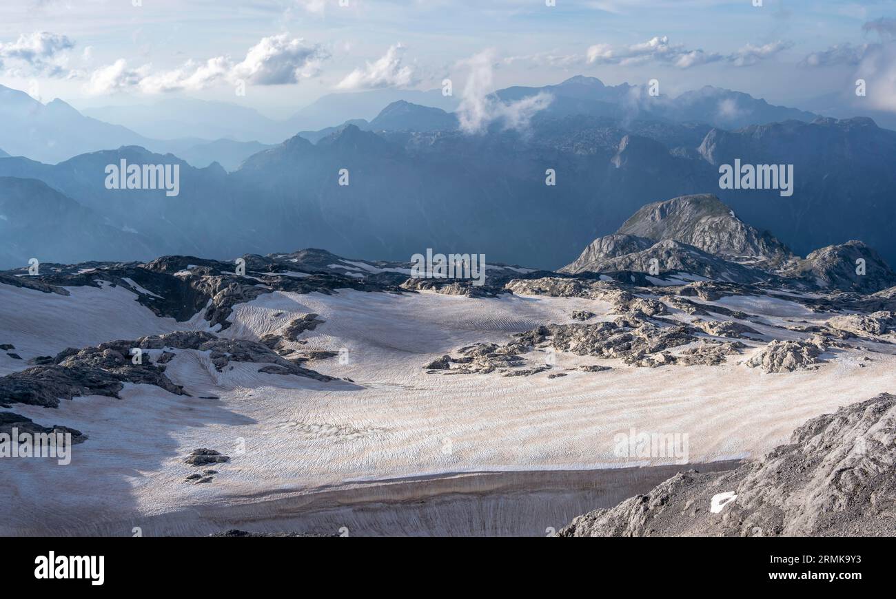 Resti di neve, alto paesaggio alpino, Alpe di Uebergossene, Alpi di Berchtesgaden, terra di Salisburgo, Austria Foto Stock