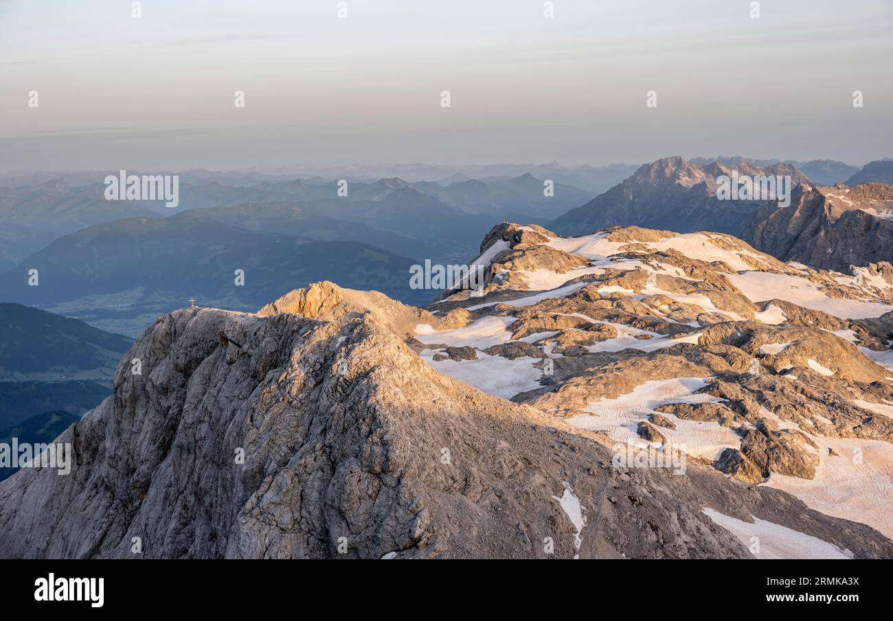 Resti di neve, alto paesaggio alpino, Alpe di Uebergossene, Alpi di Berchtesgaden, terra di Salisburgo, Austria Foto Stock