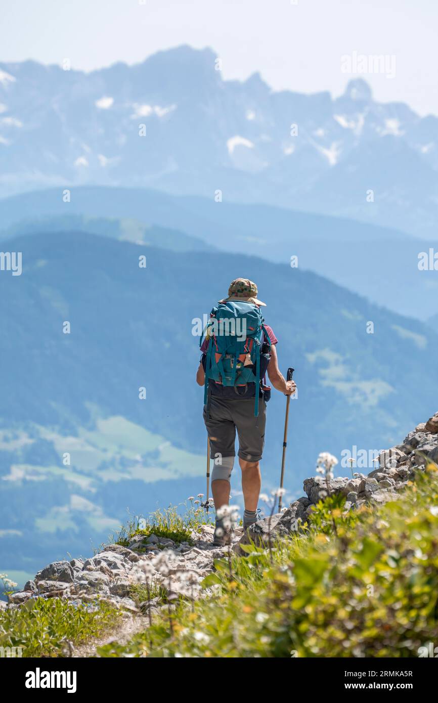 Escursionista su sentiero escursionistico, Alpi Berchtesgaden, Tirolo, Austria Foto Stock