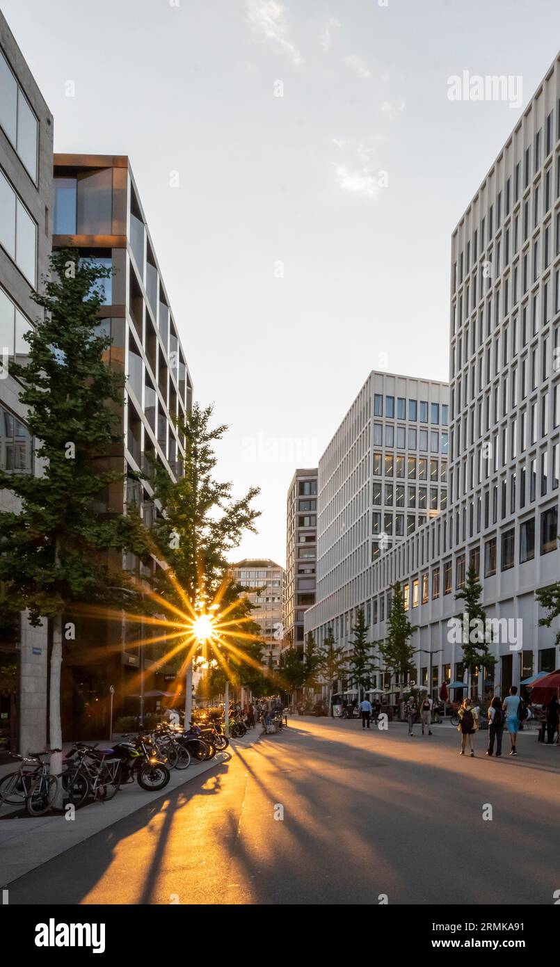 Europaallee con alti e moderni edifici, centro città, Zurigo, Svizzera Foto Stock