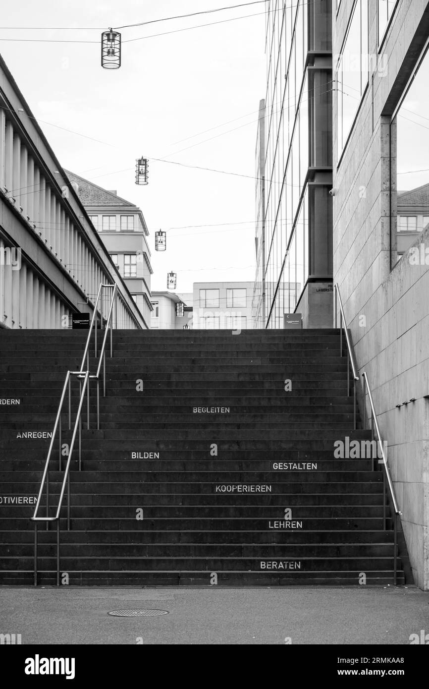 Dettaglio architettonico, scalinata con parole, istruzione, apprendimento, Europaallee, centro città, Zurigo, Svizzera Foto Stock