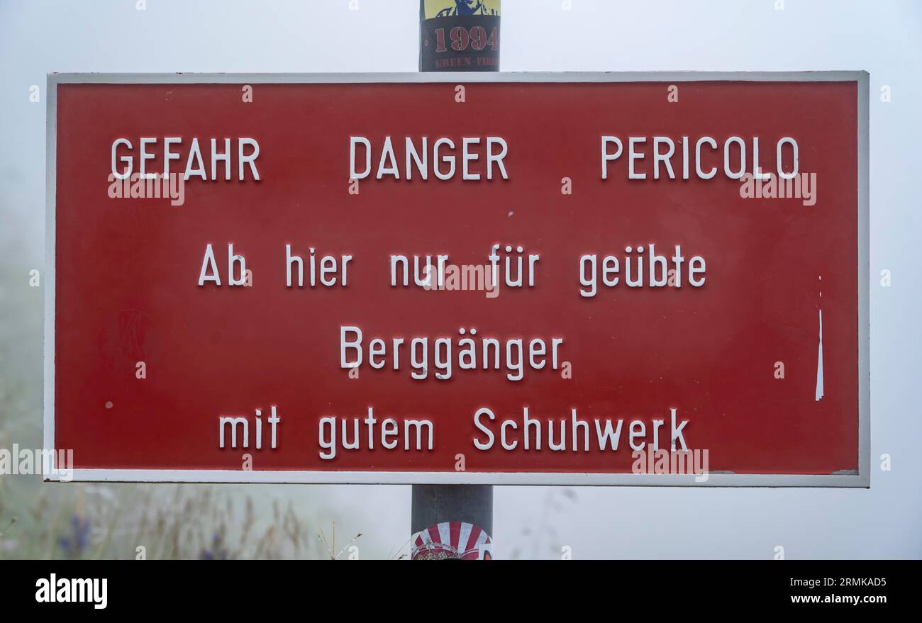 Cartello di pericolo, pericolo, solo per arrampicatori esperti con scarpe buone Foto Stock