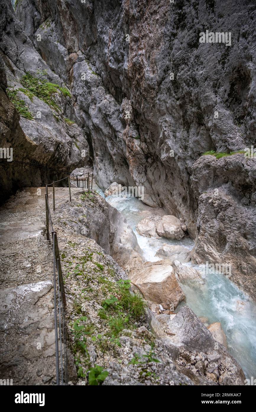 Hammersbach scorre attraverso Hoellentalklamm, nei pressi di Garmisch-Partenkirchen, Werdenfelser Land, alta Baviera, Baviera, Germania Foto Stock