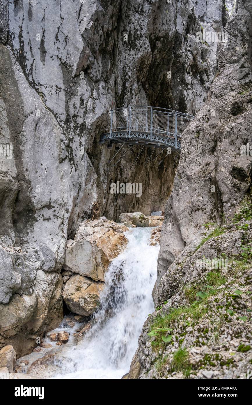 Ponte nella gola, Hammersbach scorre attraverso Hoellentalklamm, vicino a Garmisch-Partenkirchen, Werdenfelser Land, alta Baviera, Baviera, Germania Foto Stock