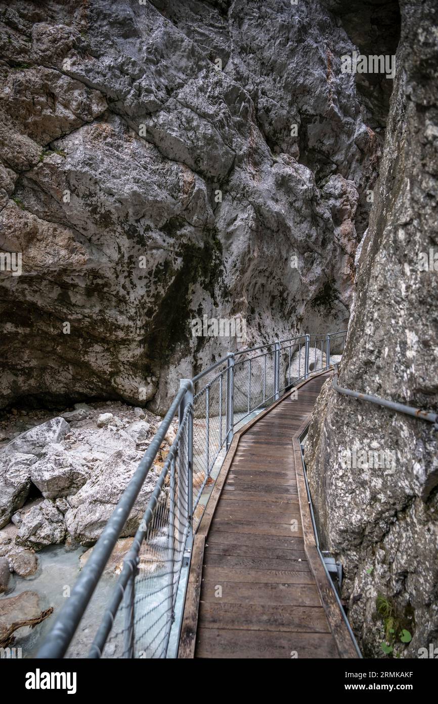 Sentiero escursionistico attraverso l'Hoellentalklamm, vicino a Garmisch-Partenkirchen, Werdenfelser Land, alta Baviera, Baviera, Germania Foto Stock