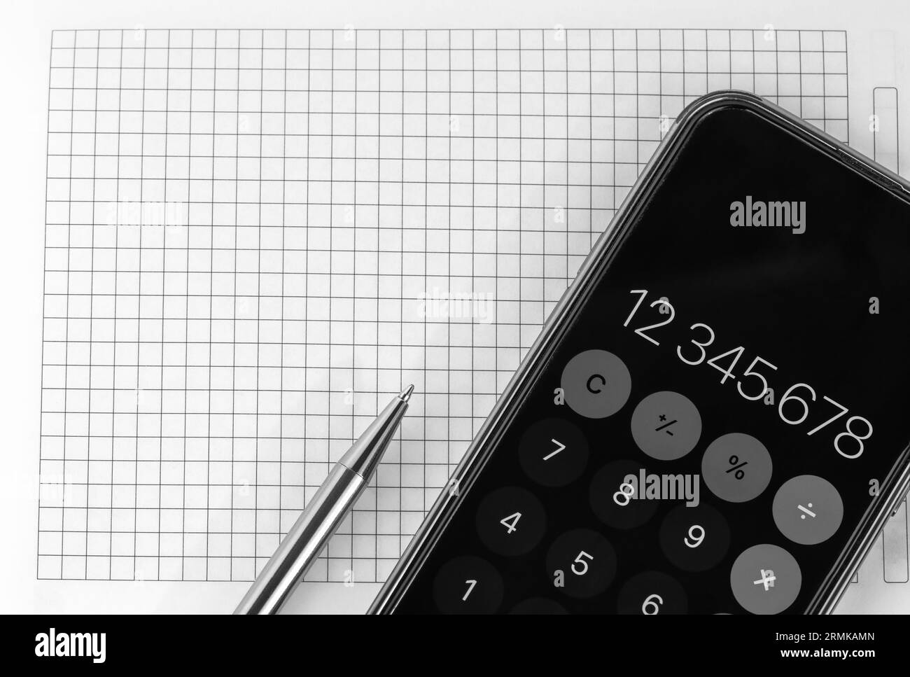 Telefono e penna sullo sfondo del notebook. Ufficio aziendale o concetto di pianificazione. Spazio di copia per il testo. Base piatta monocromatica minimalista su cui lavorare Foto Stock