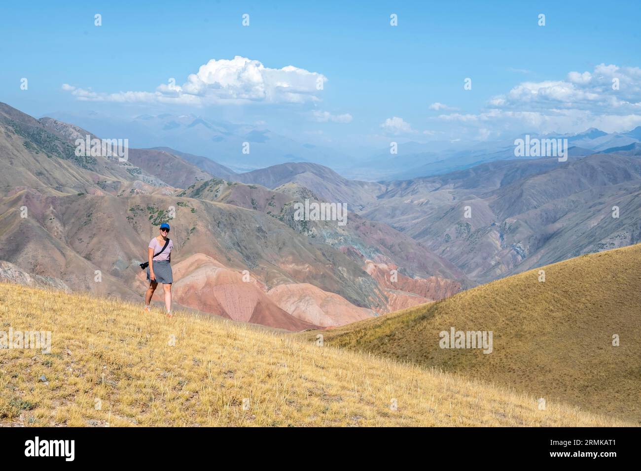 Vista sul paesaggio montuoso eroso con colline marroni, montagne e steppe, provincia di Chuy, Kirghizistan Foto Stock