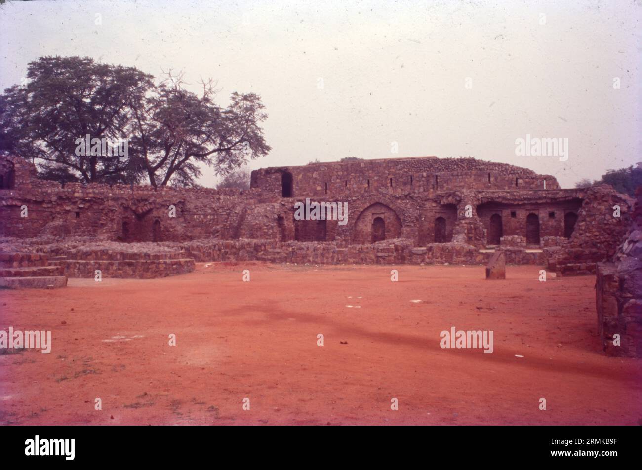 Una delle strutture più antiche di Delhi, il forte Feroz Shah Kotla fu costruito dal sultano Feroz Shah Tughlaq nel 1354. Questo e altri antichi lats (pilastri, obelisco) hanno guadagnato la fama di Firoz Shah Tughlaq e del Sultanato di Delhi per il suo patrocinio architettonico. Oltre al pilastro di Ashokan, il complesso del forte ospita anche la Jami Masjid (Moschea), un Baoli e un grande complesso giardino. Foto Stock