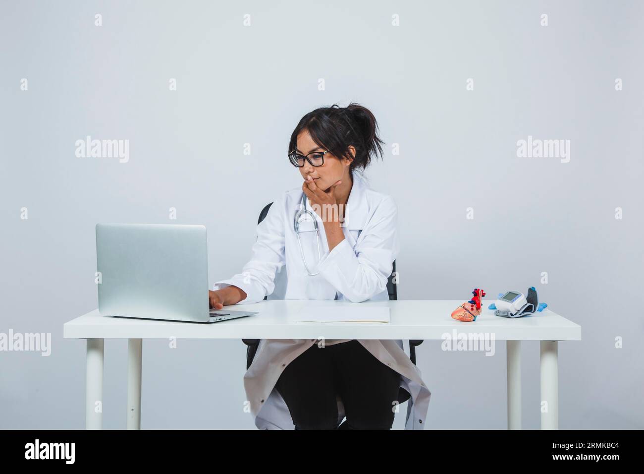 Medico che digita il laptop Foto Stock