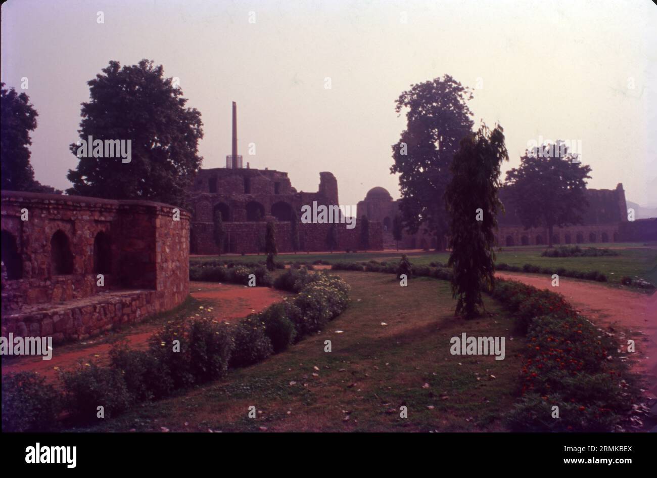 Una delle strutture più antiche di Delhi, il forte Feroz Shah Kotla fu costruito dal sultano Feroz Shah Tughlaq nel 1354. Questo e altri antichi lats (pilastri, obelisco) hanno guadagnato la fama di Firoz Shah Tughlaq e del Sultanato di Delhi per il suo patrocinio architettonico. Oltre al pilastro di Ashokan, il complesso del forte ospita anche la Jami Masjid (Moschea), un Baoli e un grande complesso giardino. Foto Stock
