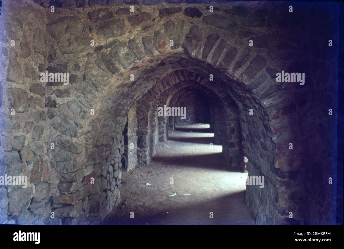 Una delle strutture più antiche di Delhi, il forte Feroz Shah Kotla fu costruito dal sultano Feroz Shah Tughlaq nel 1354. Questo e altri antichi lats (pilastri, obelisco) hanno guadagnato la fama di Firoz Shah Tughlaq e del Sultanato di Delhi per il suo patrocinio architettonico. Oltre al pilastro di Ashokan, il complesso del forte ospita anche la Jami Masjid (Moschea), un Baoli e un grande complesso giardino. Foto Stock