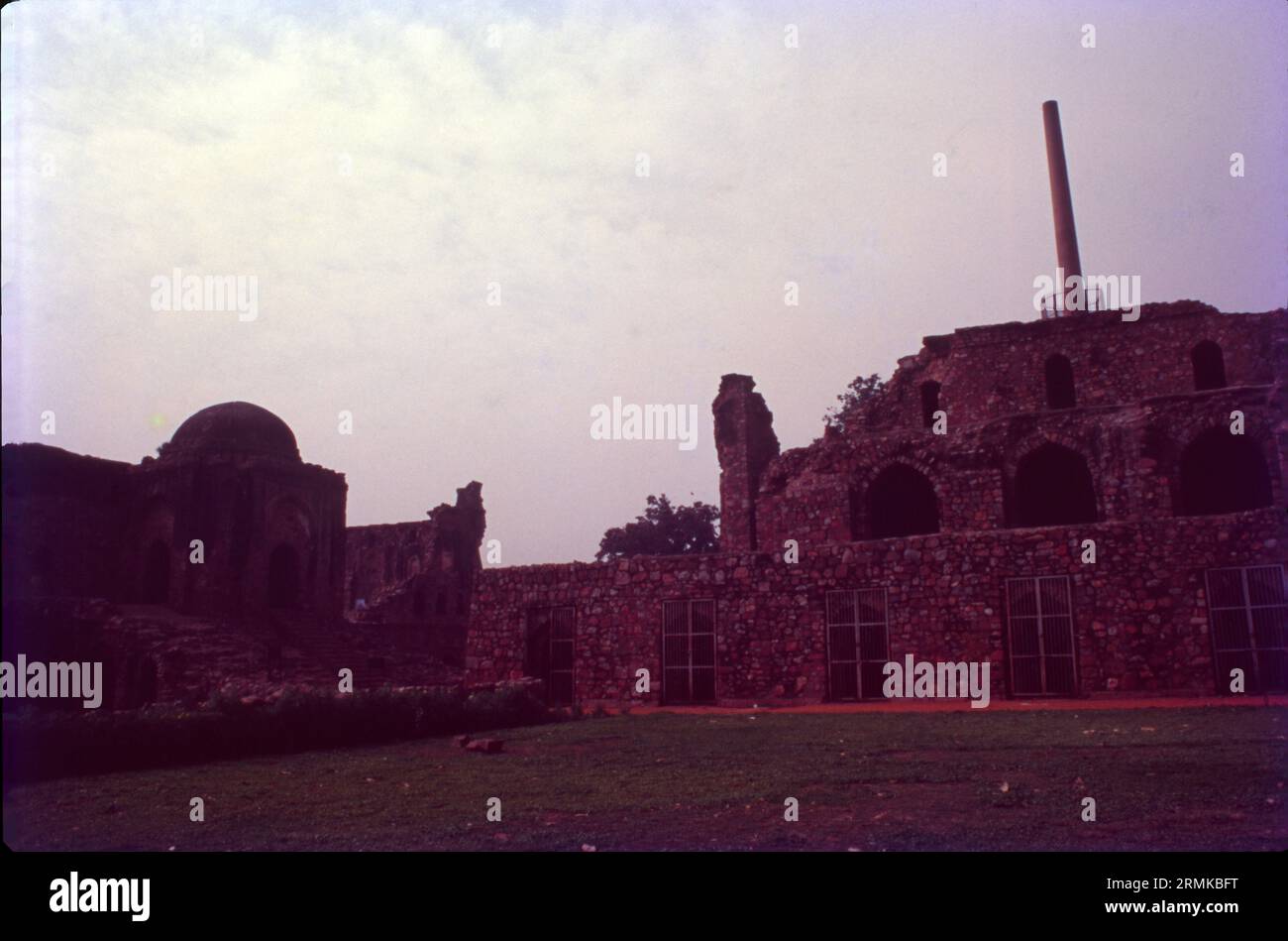 Una delle strutture più antiche di Delhi, il forte Feroz Shah Kotla fu costruito dal sultano Feroz Shah Tughlaq nel 1354. Questo e altri antichi lats (pilastri, obelisco) hanno guadagnato la fama di Firoz Shah Tughlaq e del Sultanato di Delhi per il suo patrocinio architettonico. Oltre al pilastro di Ashokan, il complesso del forte ospita anche la Jami Masjid (Moschea), un Baoli e un grande complesso giardino. Foto Stock