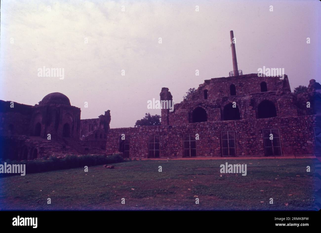 Una delle strutture più antiche di Delhi, il forte Feroz Shah Kotla fu costruito dal sultano Feroz Shah Tughlaq nel 1354. Questo e altri antichi lats (pilastri, obelisco) hanno guadagnato la fama di Firoz Shah Tughlaq e del Sultanato di Delhi per il suo patrocinio architettonico. Oltre al pilastro di Ashokan, il complesso del forte ospita anche la Jami Masjid (Moschea), un Baoli e un grande complesso giardino. Foto Stock