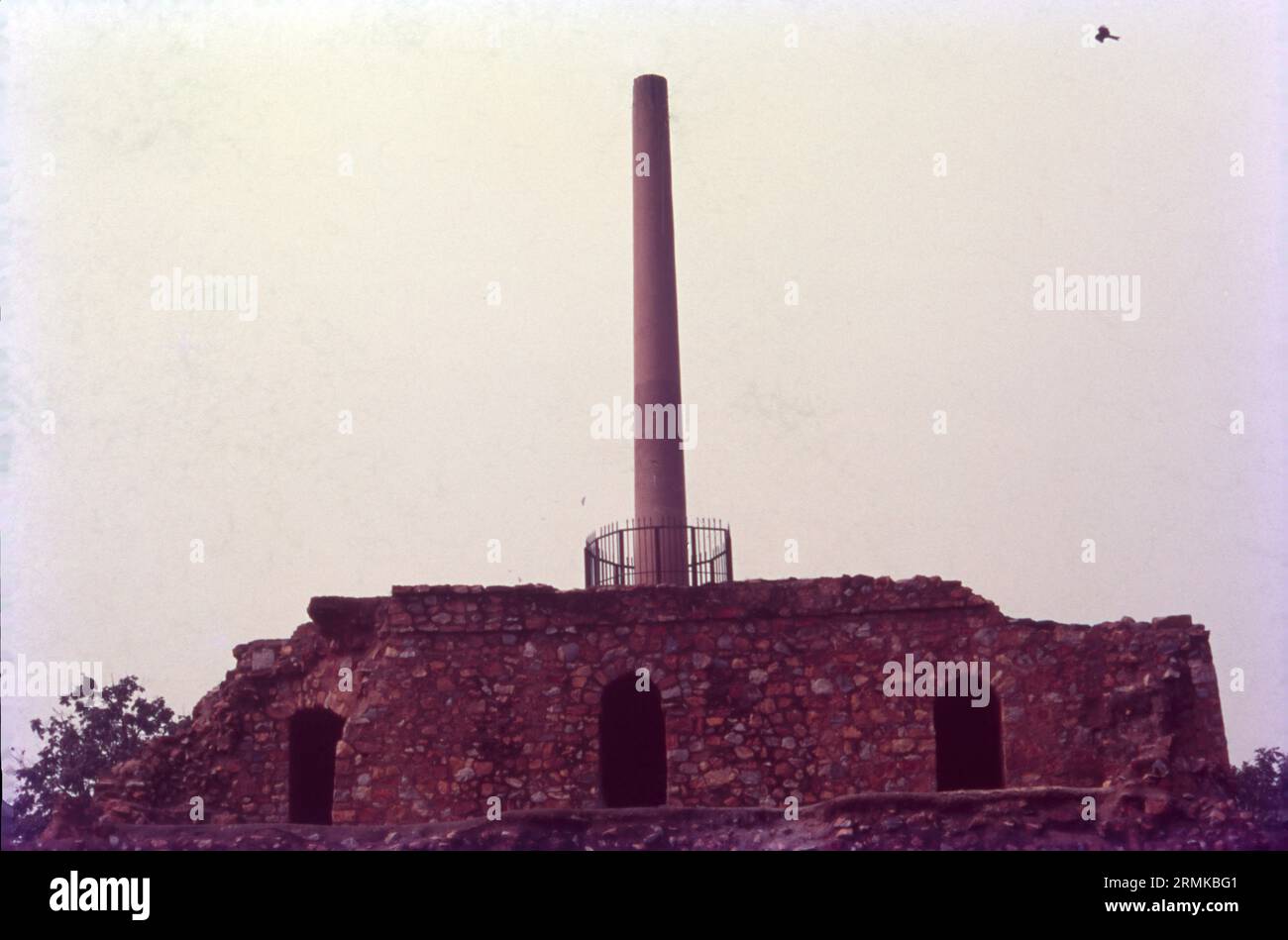 Una delle strutture più antiche di Delhi, il forte Feroz Shah Kotla fu costruito dal sultano Feroz Shah Tughlaq nel 1354. Questo e altri antichi lats (pilastri, obelisco) hanno guadagnato la fama di Firoz Shah Tughlaq e del Sultanato di Delhi per il suo patrocinio architettonico. Oltre al pilastro di Ashokan, il complesso del forte ospita anche la Jami Masjid (Moschea), un Baoli e un grande complesso giardino. Foto Stock