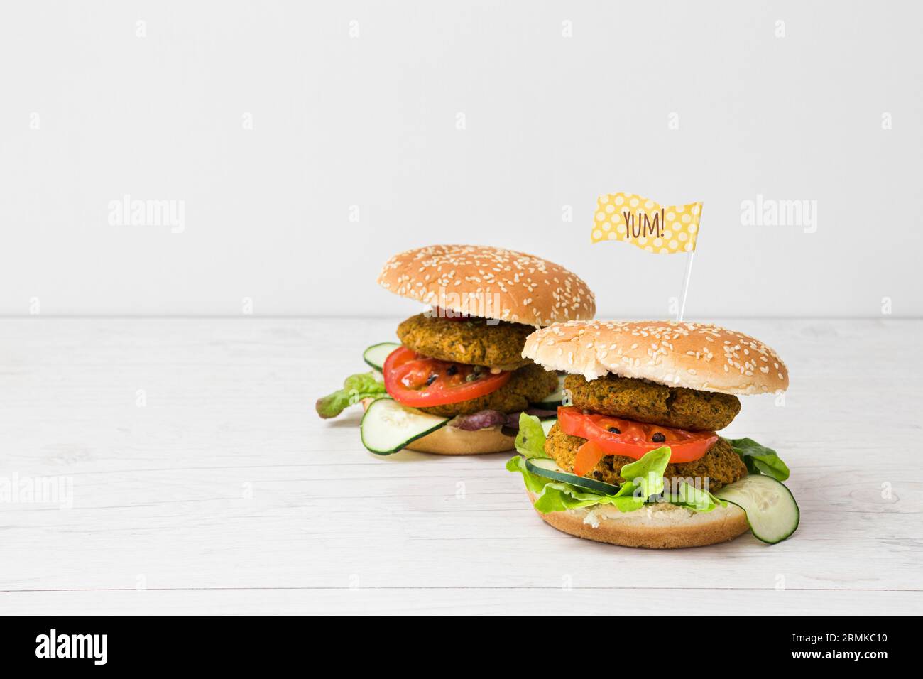 Hamburger vegetariani con vista frontale e spazio per fotocopie Foto Stock