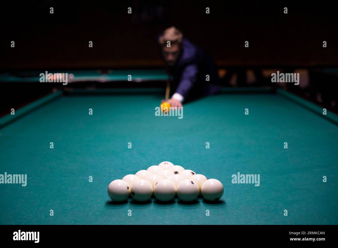 Uomo medio con palle bianche gialle Foto Stock