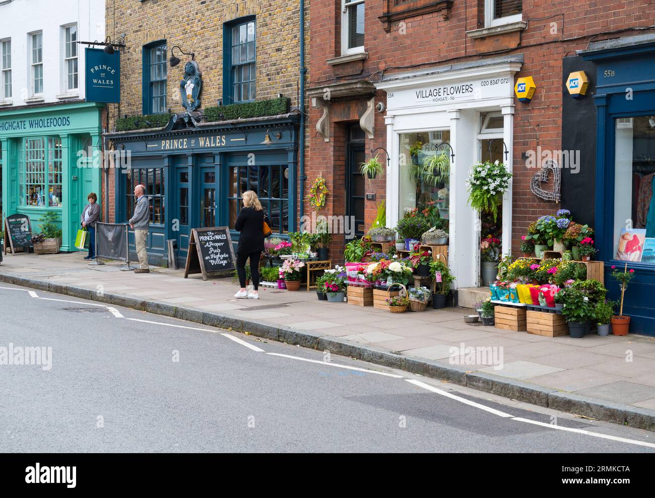 Coloratissimi negozi georgiani con mostre su Highgate High Street, Highgate Village, Londra, Inghilterra, Regno Unito Foto Stock