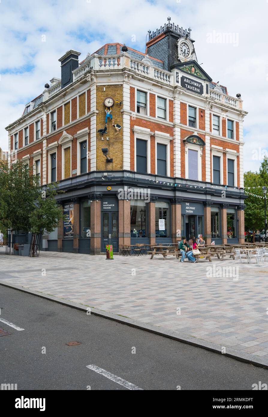 Archway Tavern, uno dei pub più rappresentativi della zona nord di Londra. Navigator Square, Highgate Hill, Archway, Londra, Inghilterra, REGNO UNITO Foto Stock