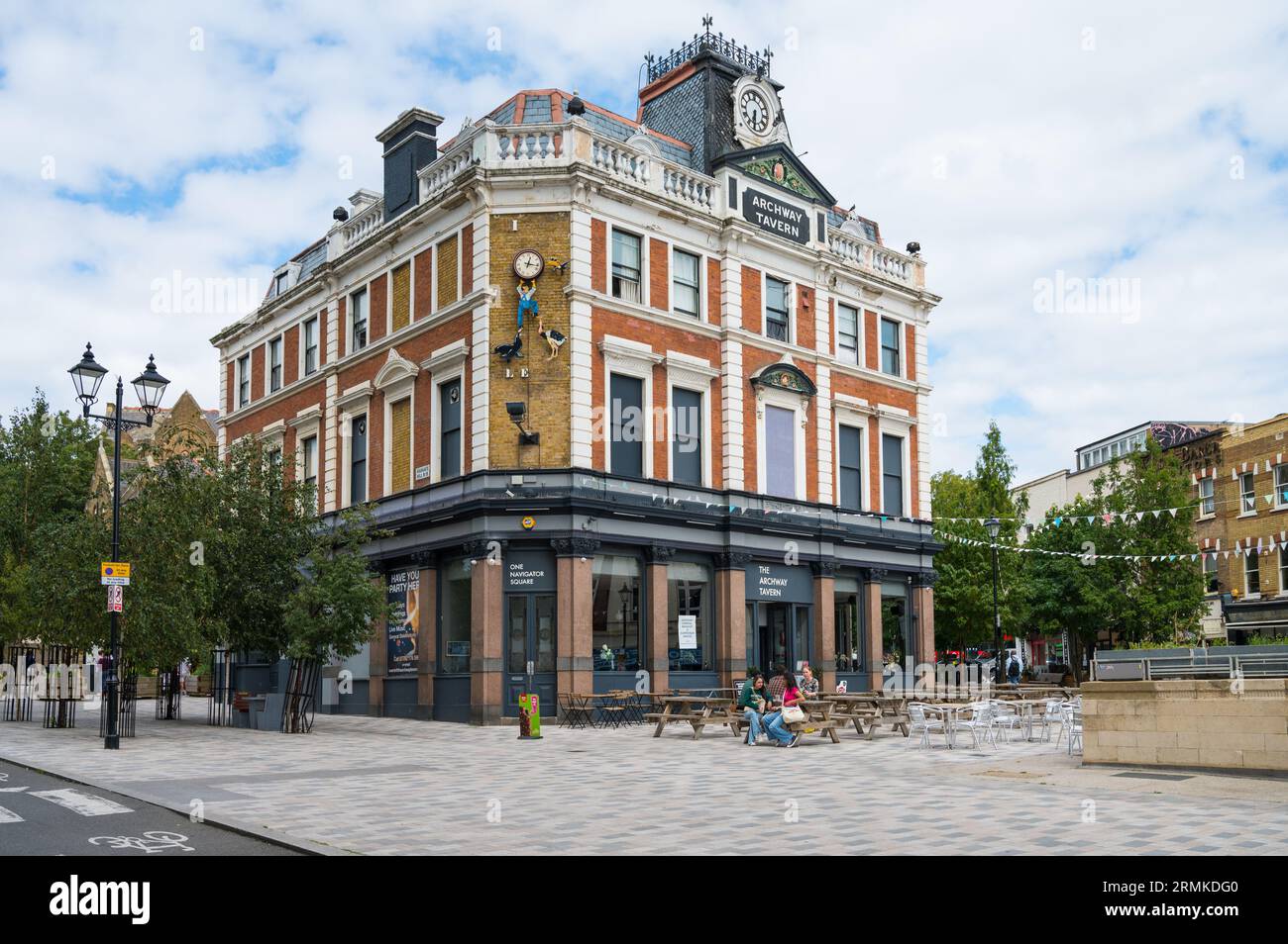 Archway Tavern, uno dei pub più rappresentativi della zona nord di Londra. Navigator Square, Highgate Hill, Archway, Londra, Inghilterra, REGNO UNITO Foto Stock