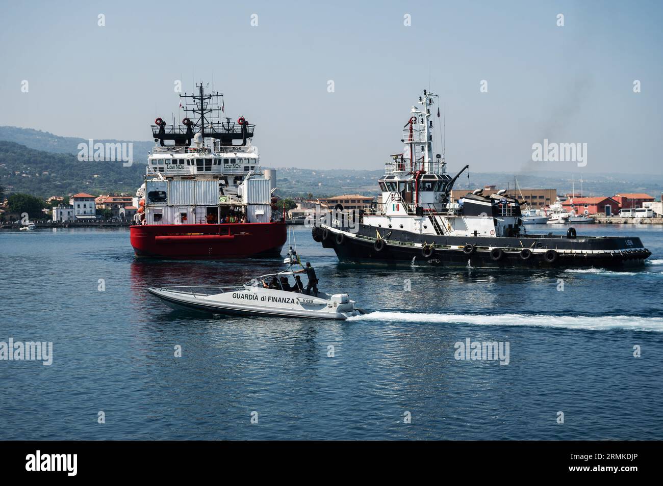 Roccella Jonica, Italia. 27 agosto 2023. Una motovedetta della polizia finanziaria (C) vista di fronte a Ocean Viking. Ocean Vikings, la nave di salvataggio della ONG SOS Mediterranee, sbarcò nel porto di Vibo Valentia 186 migranti dei 439 salvati in molteplici operazioni in acque internazionali e vicino a Lampedusa. Le restanti persone saranno sbarcate nel porto di Napoli il 28 agosto 2023. Credito: SOPA Images Limited/Alamy Live News Foto Stock