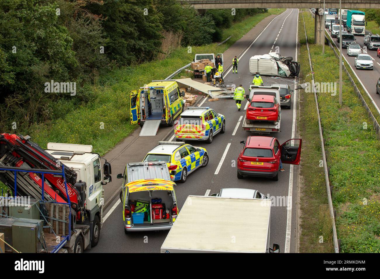 Brentwood, Regno Unito, 29 agosto 2023. Incidente che coinvolge due furgoni uno è girato sulla A127 tra Dunton e Brentwood London band veicoli di emergenza sono sulla scena la strada è chiusa ci sono miglia di credito del traffico Richard Lincoln / Alamy Live News Foto Stock