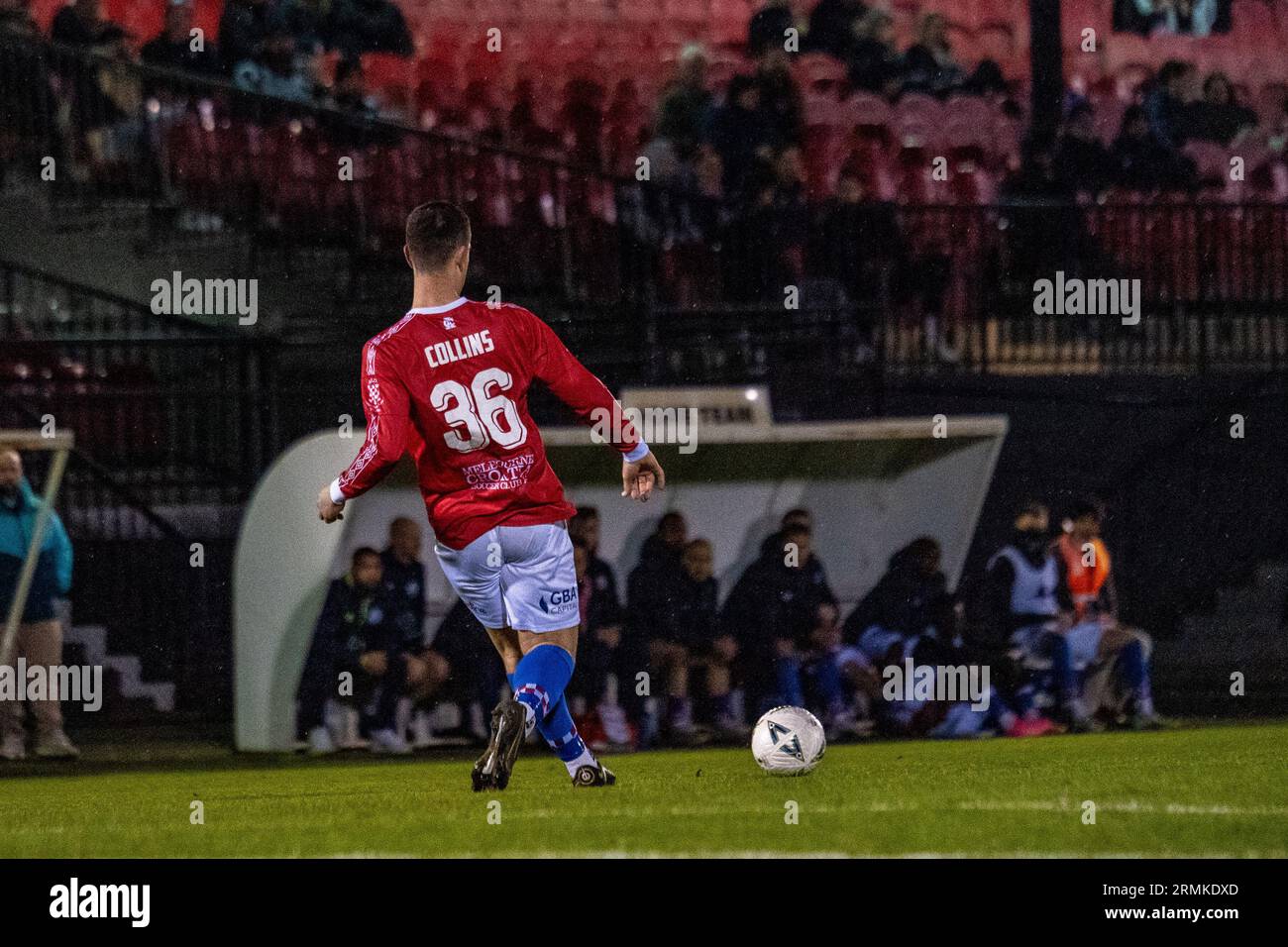 Sunshine North, Australia. 29 agosto 2023. Il difensore dei Melbourne Knights Ben Collins passa la palla sul campo. Crediti: James Forrester/Alamy Live News Foto Stock