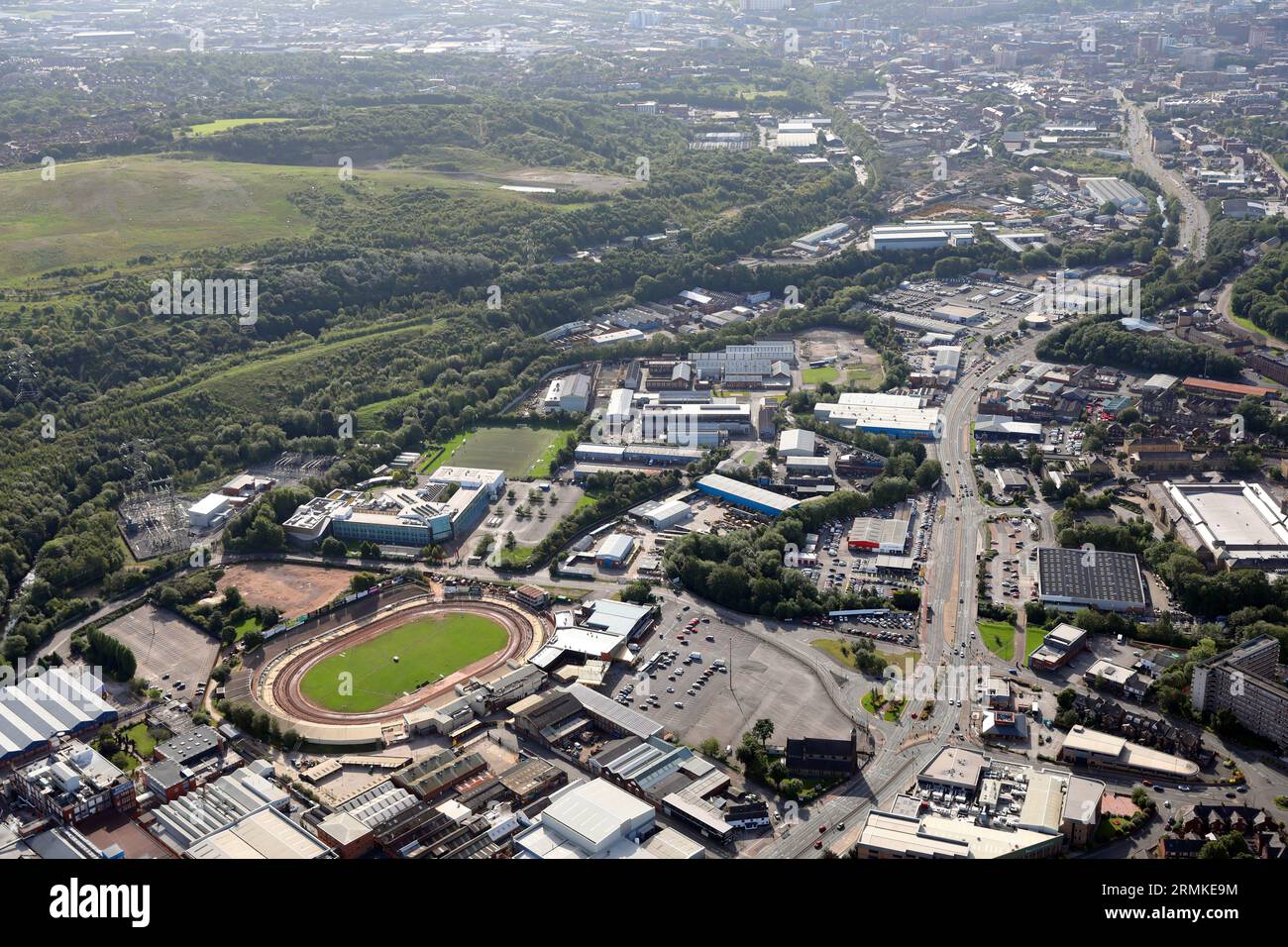 Vista aerea guardando a sud dal Greyhound Stadium di Owlerton lungo la A61 Road, Hillsborough, Sheffield, South Yorkshire Foto Stock